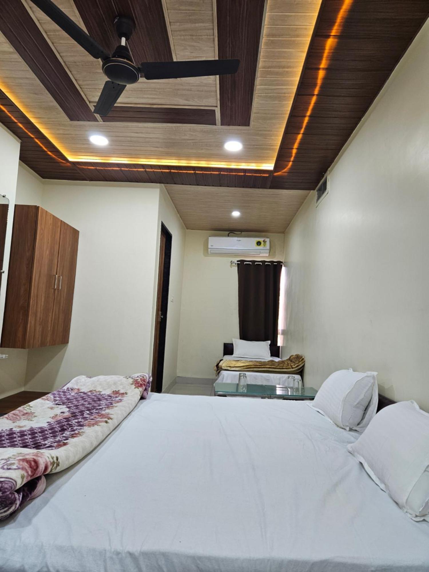 Hotel Shri Shiv Ganga Bhakt Niwas Ujjain Zewnętrze zdjęcie