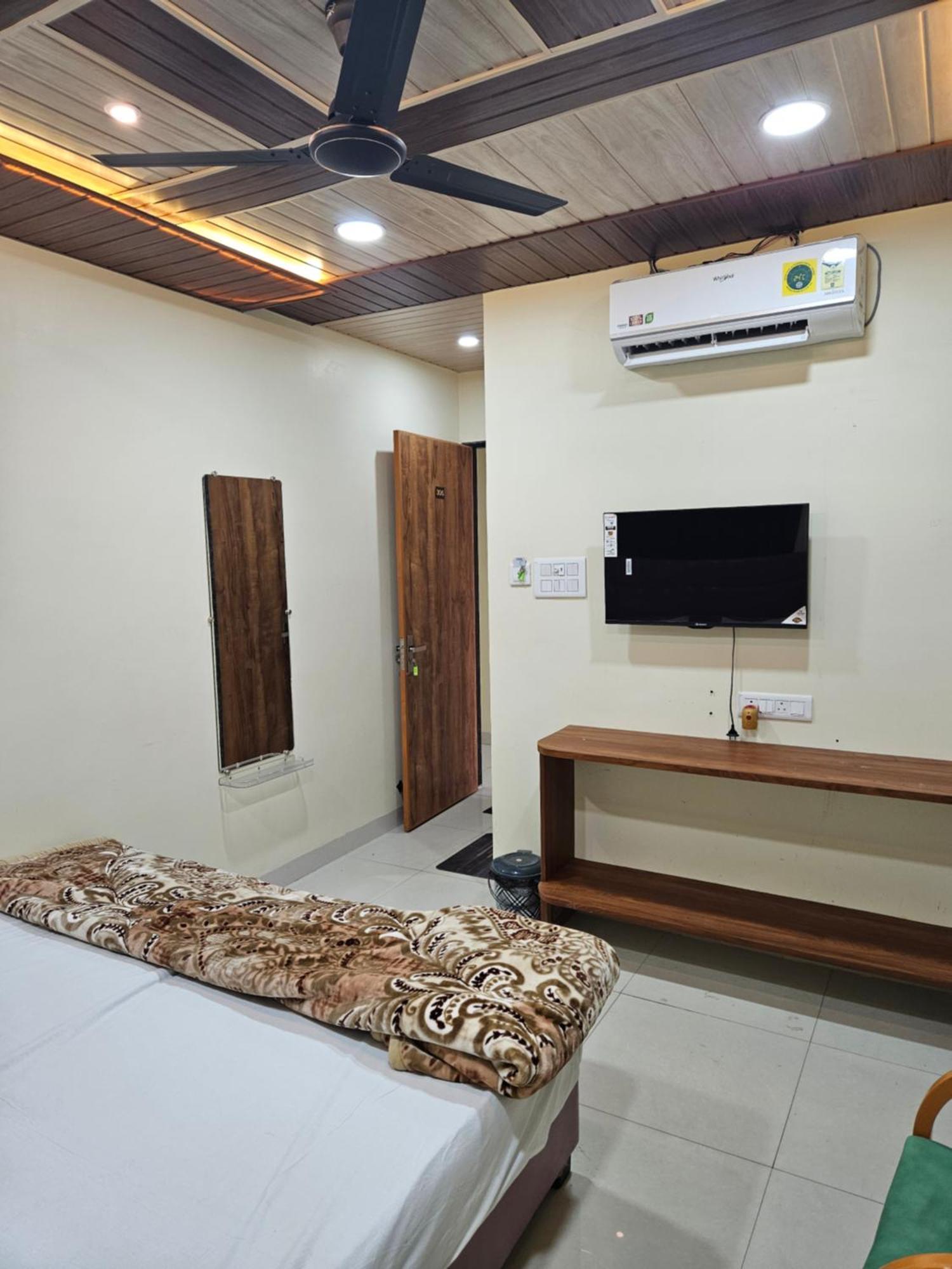 Hotel Shri Shiv Ganga Bhakt Niwas Ujjain Zewnętrze zdjęcie