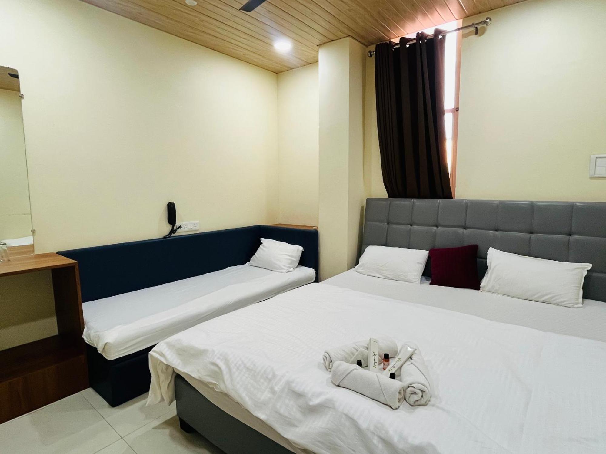 Hotel Shri Shiv Ganga Bhakt Niwas Ujjain Zewnętrze zdjęcie