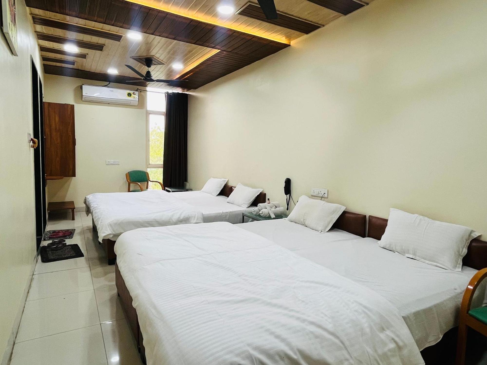 Hotel Shri Shiv Ganga Bhakt Niwas Ujjain Zewnętrze zdjęcie